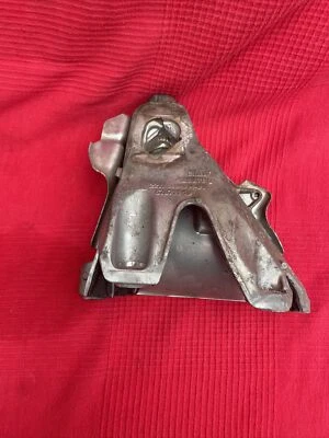 BMW X5 F15 DRIVERS SIDE ENGINE MOUNT BRACKET RIGHT SIDE 6864614 - Image 1 of 4