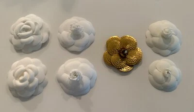 CHANEL | FLOR DE CAMELIA | Lote de 7 multitamaño | Lentejuelas doradas y blancas | VIP RARO Foto 1 de 4