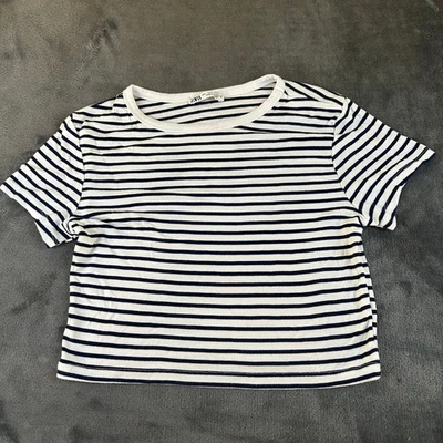 Camiseta informal Zara a rayas manga corta cuello redondo blanca azul marino para mujer grande Foto 1 de 4