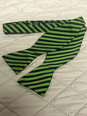 Pajarita de seda SADDLEBRED azul marino/verde a rayas cuello ajustable uso formal preppy Foto 1 de 4