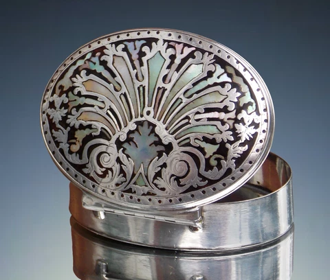 RARE WILLIAM III 17TH CENTURY MOTHER OF PEARL SOLID SILVER OVAL SNUFF BOX Cover