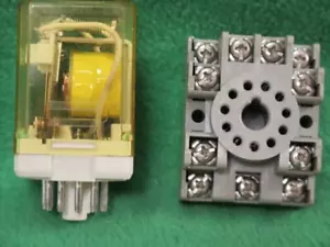IDEC RR3PA-U RELAIS 10 AMP 120VAC 120-240 VAC 30VDC 11 PIN SR3P-05 STECKDOSENHALTERUNG - Bild 1 von 1