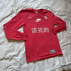 T-shirt Nike Kendrick Lamar damn logo cinese manica lunga rossa adulto piccolo swoosh - Foto 1 di 19