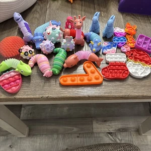 Konvolut 27 sensorische Spielzeuge. Fidget Slugs, Pop It’s, Leuchtspielzeug. Stretchschläuche - Bild 1 von 9