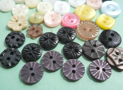 ASSORTED COLOUR SMALL DECORATIVE PLASTIC 2-HOLE BUTTONS – LOT OF 50+ (PK 62) - Image 1 of 4