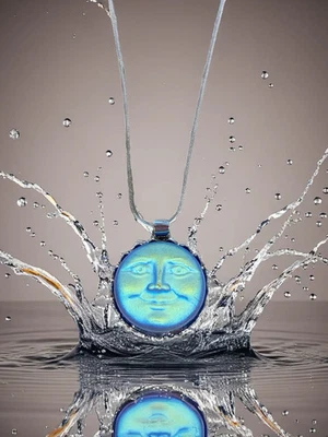 Colgante CARA DE LUNA AZUL en un collar de cadena de plata Foto 1 de 4