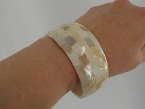 BANGLE WIDE INLAID SHELL BRACELET ASSORTED WHITE COLORS FASHION JEWELRY BEACH - Picture 1 of 4