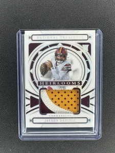 Parche holográfico plateado #/25 National Treasures Jayden Daniels RC Heirlooms 2024 - Imagen 1 de 2