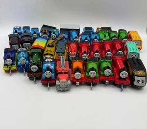 Trenino pressofuso Thomas The Tank Engine and Friends lotto misto di 38 pezzi - Foto 1 di 8