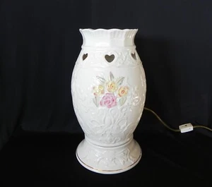 LÁMPARA ELÉCTRICA HURACÁN BELLEEK IRELAND 11" Hueso China Rosas pintadas a mano - Imagen 1 de 8