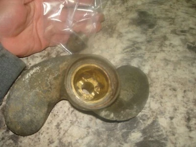 Evinrude zephyr 5.4hp prop and nut    outboard  boat motor part bin 4012 - Image 1 of 4