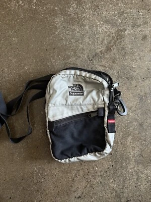 Bolsa de ombro Supreme x The North Face SS18 prata metálica tamanho único - Imagem 1 de 2