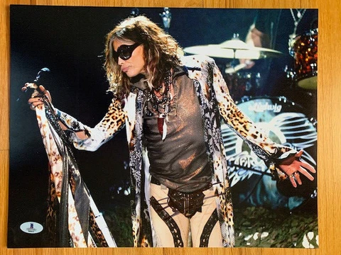 STEVEN TYLER HAND SIGNED 11x14 COLOR PHOTO       AEROSMITH SINGER      BECKETT Cover