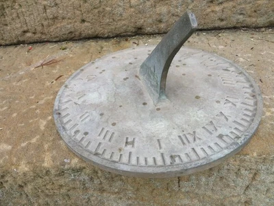 Reloj de sol antiguo de bronce/gran pátina/12 pulgadas/números romanos/ Foto 1 de 4