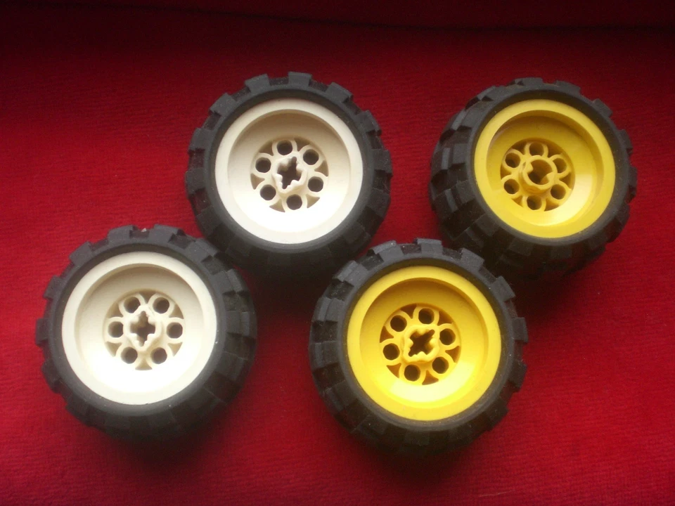 LEGO® Technic Reifen mit Felge, Räder 43,2 x 28 S, 4 Stück (2x gelb 2x weiß) - Bild 1 von 1