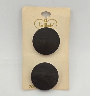La Mode Wood Look Button 2 On Card vintage round - Image 1 of 4