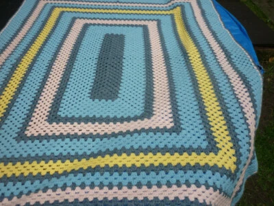 Hübsche  Häkel Decke Plaid hochwertige Handarbeit wunderschön 1,63m x 1,22m !!! - Bild 1 von 4