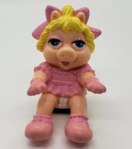 Vintage 1986 McDonalds Miss Piggy Figur Happy Meal Spielzeug sitzende Muppet Babys - Bild 1 von 7