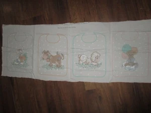 Conjunto De Colección De Cuatro Personajes PRECIOUS MOMENT Baby BIBS Panel De Tela - Años 80 - Imagen 1 de 3
