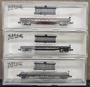 N Scale 3-PACK - Atlas - 3802,3,5 - Flatcar, 50 Foot - B≤ C&O; ERIE - Picture 1 of 15