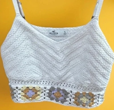 Top corto Hollister blanco tejido a ganchillo cami pequeño boho abuela borde cuadrado Y2K cadera Foto 1 de 4