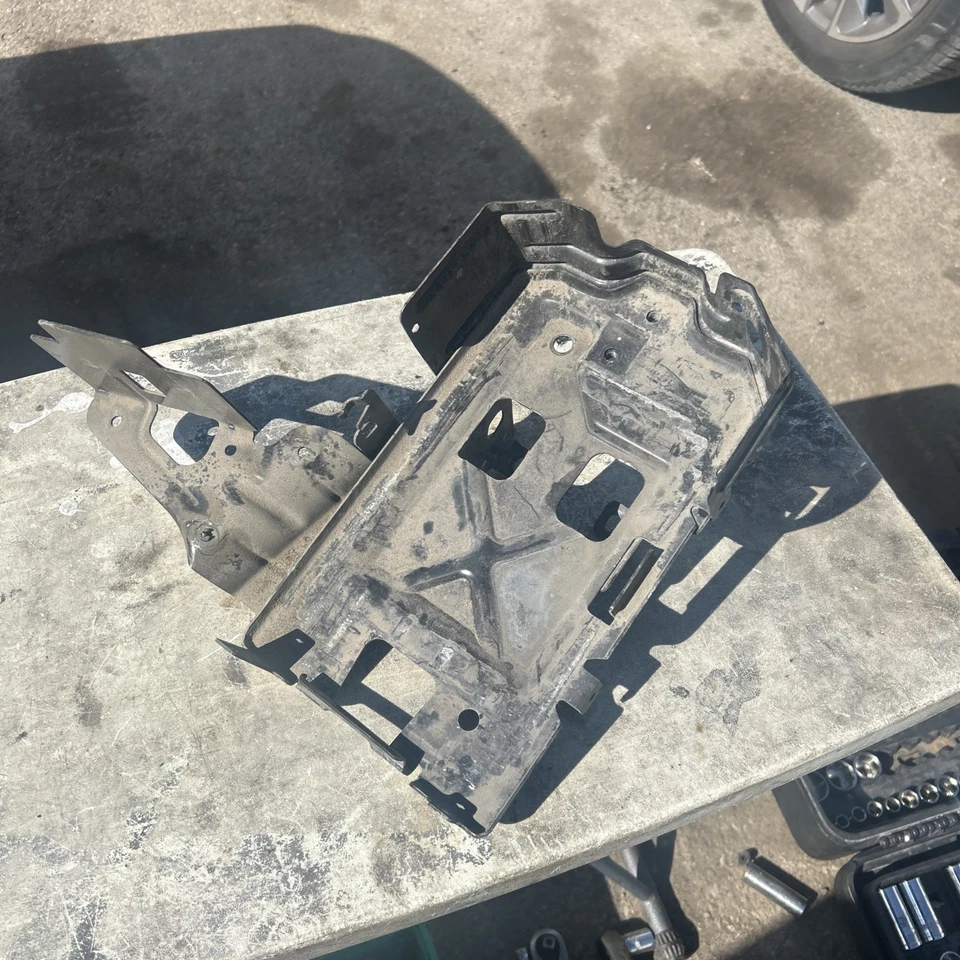 Chevrolet Malibu 2016-2020 soporte bandeja batería soporte 84015980 OEM Foto 1 de 4