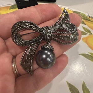 Schöne schwarze Brosche im Markasitenstil Kristall & Kunstperlen Schleife im Vintage-Stil - Bild 1 von 7