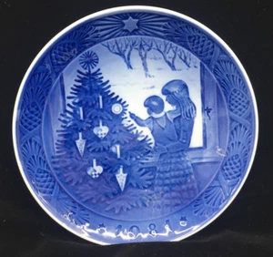 Royal Copenhagen Christmas Plate 1981 Admiring the Tree Kai Lange Denmark Blue - Bild 1 von 3