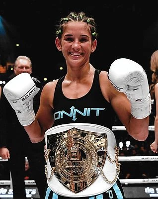 Fotografía Tiffany Van Soest 8x10 con cinturón de gloria Muay Thai Kickboxing Invicta Foto 1 de 2