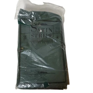 Mantel de hoja perenne a rayas satinadas Town & Country oblongo 60""x102"" Navidad - Imagen 1 de 5