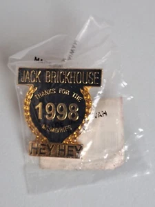 De colección. Pin de solapa Jack Brickhouse 1998 Thanks For The Memories HEY HEY en paquete - Imagen 1 de 3
