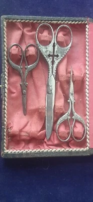 Boite Ancienne à Ciseaux avec Miroir. 3 Ciseaux Dont 1 Paire Croix Religieuse - Photo 1/4
