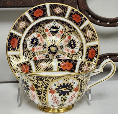 Taza de té y platillo Royal Crown Derby OLD IMARI patas bajas nunca usados TOTALMENTE NUEVOS Foto 1 de 3