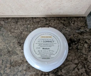 it Cosmetics Confidence in a Compact SPF 50 Foundation MEDIUM 0.63 oz FULL SIZE - Picture 1 of 4