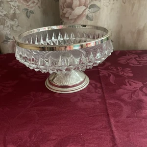 Dekorative Schale mit Fuß und Rand aus Metall - Bild 1 von 6