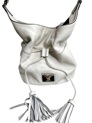 Bolso de hombro DKNY de cuero blanco con cordón y borlas Foto 1 de 4