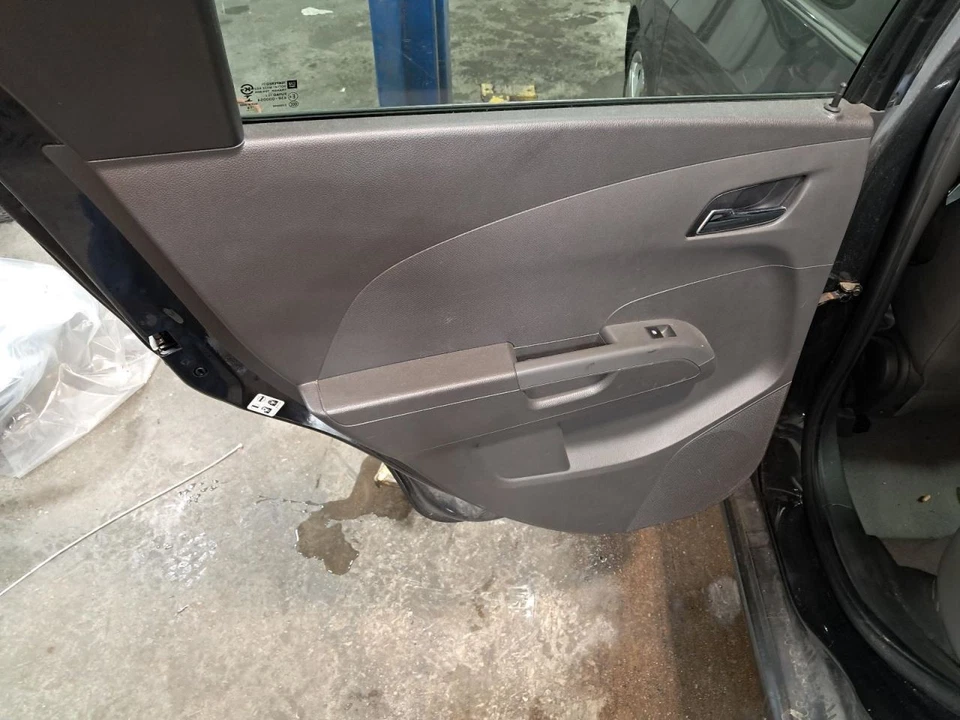 2014 Chevrolet Sonic Left Rear Door Trim Panel Tan OEM 411288 Used Foto 1 de 4