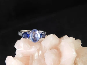 .86 Ct. Anillo ovalado de tres piedras con zafiro de Ceilán - Imagen 1 de 10
