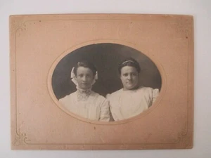 ANTIQUE CABINET PHOTO PORTRAIT OF ATTRACTIVE EDWARDIAN SISTERS IN WHITE   - Picture 1 of 3