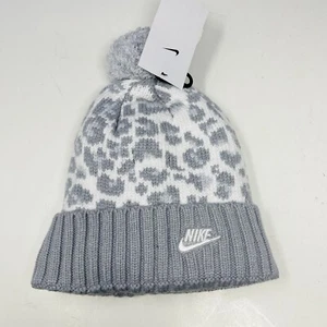 Nike Sportswear Damen gefütterte Leopardenmuster Bommelmütze weiß grau DM8403-063 - Bild 1 von 2