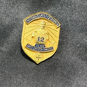 Consiglio Nazionale Sicurezza 12 Anni Premio Avvitatore Sicuro 3/4" Pinback Vite Posteriore  - Foto 1 di 3