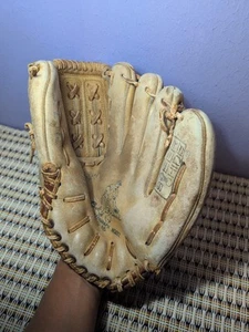 BOB FRIEND AUTOGRAPH MODEL 4052 BASEBALL GLOVE. Left Hand - Picture 1 of 9