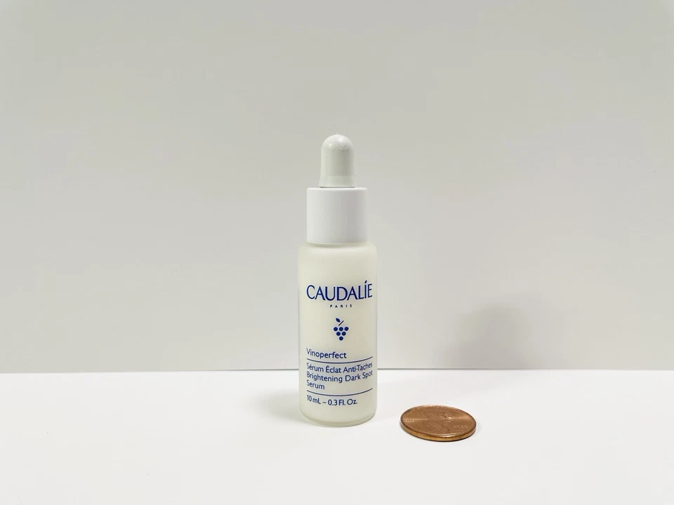 Suero iluminador de manchas oscuras Caudalie Vinoperfect 10 ml 0,3 fl oz mini de viaje Foto 1 de 1