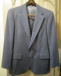 TRAJE DE HOMBRE TALLA 40R 34W X 28L CHAPS RALPH LAUREN GRIS A RAYAS 100% LANA, 2 BTN, EXCELENTE CONDICIÓN - Imagen 1 de 12