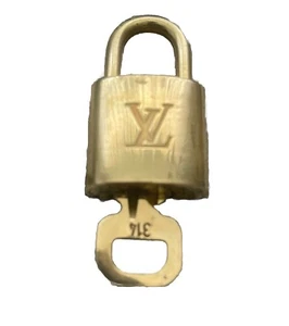 Authentic Louis Vuitton Lock And Key Set, Stamped And Numbered - Imagen 1 de 8