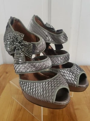 Poetic License Mistletoe Kisses Silver Tone Fabric High Heels Size 9.5M - Image 1 of 4