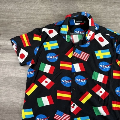 Camisa Chemistry Masculina Tamanho Pequeno Preta Bandeiras do Mundo NASA Colorida Acampamento Leve - Imagem 1 de 4