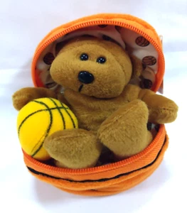 Plushland Basketball Bär Plüsch Freiwurf Reißverschluss Beutel Braun Mini Teddy mit Etikett - Bild 1 von 7