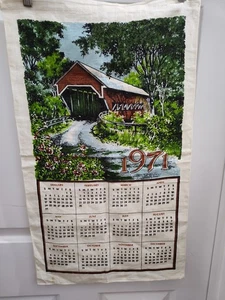 Toalla calendario de lino de cocina vintage 1971 puente cubierto rojo árboles escena country - Imagen 1 de 19