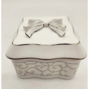 Wedgwood Celestial Platinum Bone China Schmuckschatulle mit Schleife & Silberakzenten - Bild 1 von 10